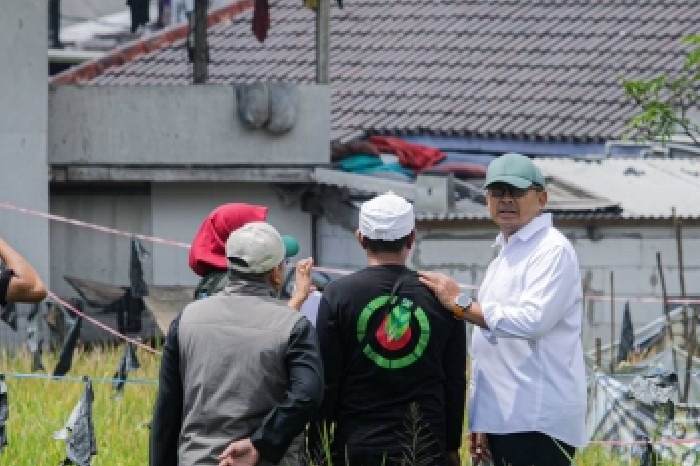 Wali Kota Bandung Muhammad Farhan saat mengecek langsung anak Sungai Cinambo yang kerap meluap dan banjir.