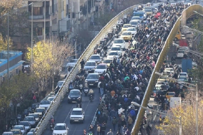 Warga Iran melakukan protes di jalan-jalan Teheran pada 29 Desember.