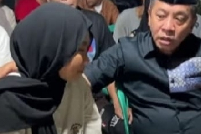 Bupati Aep Syaepuloh Takziah ke Rumah Duka Korban Kecelakaan Kontainer Maut