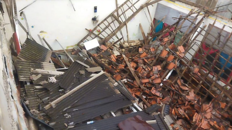 Atap Ruang Kelas MI di Gunung Putri Ambruk