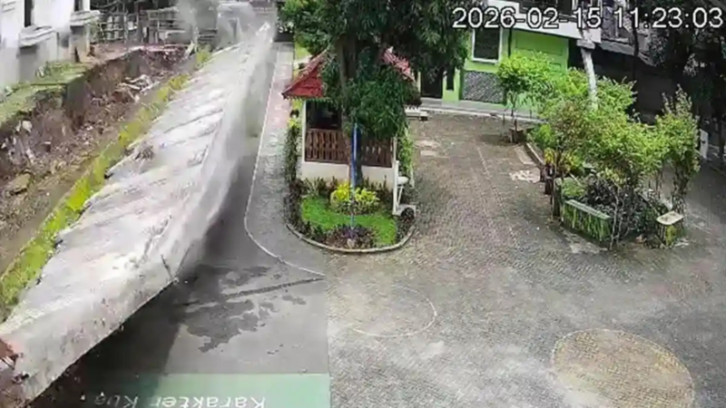 Tembok SMPN 182 Jakarta Roboh