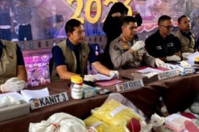 Polda Jabar Bongkar Praktik Ilegal Produksi Mi Basah Berformalin di Bekas Kandang Ayam Garut