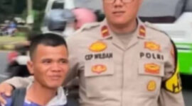 Polres Karawang Fasilitasi Pemudik Jalan Kaki Jakarta-Surabaya yang Kelelahan