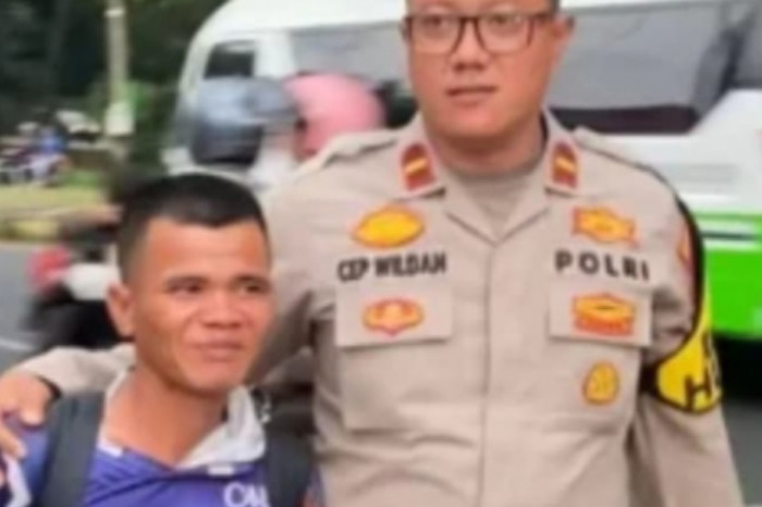 Polres Karawang Fasilitasi Pemudik Jalan Kaki Jakarta-Surabaya yang Kelelahan