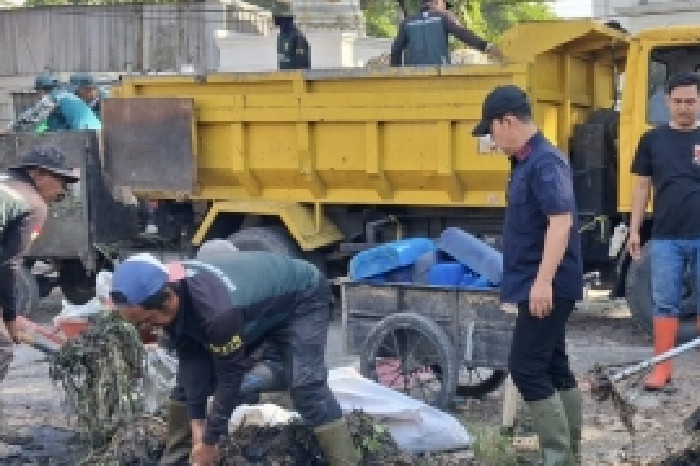 Bersama Warga, Tim Pentahelix “Gercep” Mulai Beraksi Atasi Banjir di Baleendah