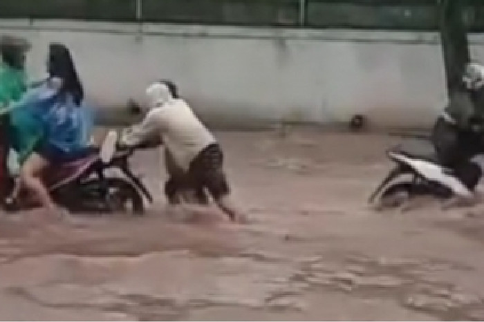 Hujan Deras Picu Banjir dan Longsor di 8 Kecamatan Kabupaten Bandung, Satu Rumah di Arjasari Ambruk