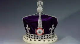 Berlian Koh-i-Noor (lingkaran merah) terjalin di mahkota ratu. Foto: Britanica
