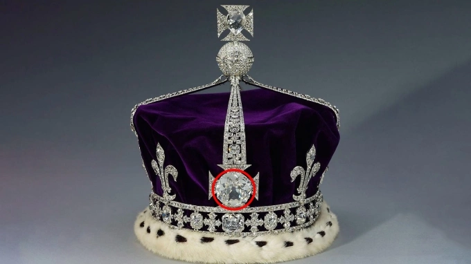 Berlian Koh-i-Noor (lingkaran merah) terjalin di mahkota ratu. Foto: Britanica