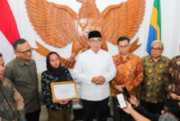 Wali Kota Bandung Muhammad Farhan sereahkan santunan asuransi Rp50 juta untuk keluarga korban tewas tertimpa pohon tumbang.