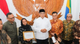 Wali Kota Bandung Muhammad Farhan sereahkan santunan asuransi Rp50 juta untuk keluarga korban tewas tertimpa pohon tumbang.