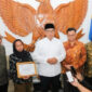 Wali Kota Bandung Muhammad Farhan sereahkan santunan asuransi Rp50 juta untuk keluarga korban tewas tertimpa pohon tumbang.