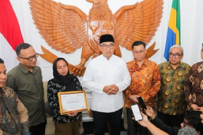 Wali Kota Bandung Muhammad Farhan sereahkan santunan asuransi Rp50 juta untuk keluarga korban tewas tertimpa pohon tumbang.