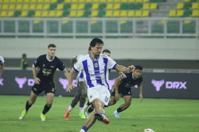 Persib Bandung Imbangi Dewa United 2-2 di Tengah Kontroversi Wasit